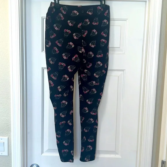 Torrid black & pink leggingsSize L, pink flowers crown on skulls design - Picture 7 of 7